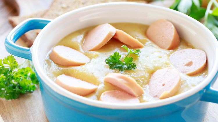 Nur eine Variante der Kartoffelsuppe. Würstchen in Scheiben machen sich gut bei Kindern und Senioren.