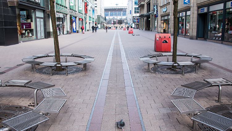 Die Hamburger Einkaufsstraße "Spitalerstraße" ist zur Mittagszeit fast menschenleer. Wegen der Corona-Krise gelten zahlreiche Einschränkungen für das öffentliche Leben. 