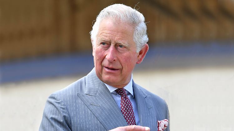 Anstellen für den Corona-Test: Prinz Charles zeigt, wo es langgeht.