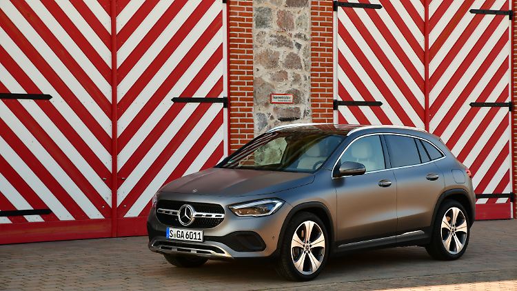 Ganz im Stil eines SUV fährt der neue Mercedes GLA bald zu den Händlern. 