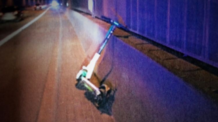 Der E-Scooter landete auf der A40 - glücklicherweise ohne schlimmere Folgen.