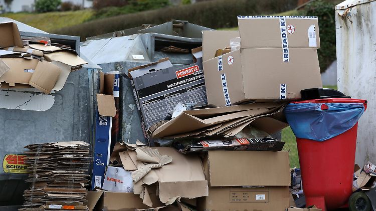 Unterbrechung im Rohstoffkreislauf: Immer mehr Kommunen stellen die Sammlung von Altpapier wegen der Corona-Krise ein.