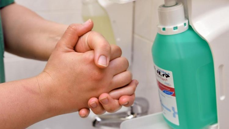 Das Coronavirus kann durch ein Händedesinfektionsmittel mit 80 Prozent  Alkoholgehalt innerhalb von 15 Sekunden vollständig inaktiviert werden. 