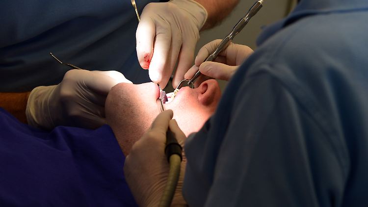 Die Zahnärzte sollen nur noch Akutpatienten behandeln, aber selbst die halten sich an die Abstandsregeln.