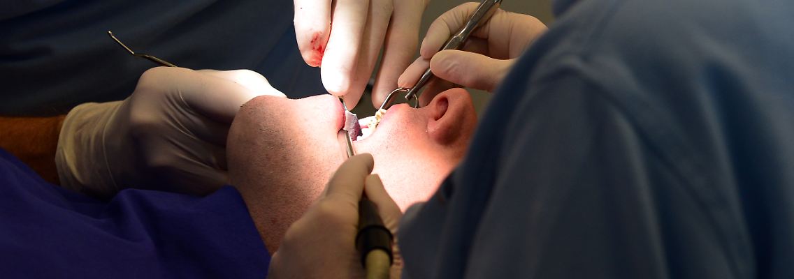 Die Zahnärzte sollen noch Akutpatienten behandeln, aber selbst die halten sich an die Abstandsregeln.