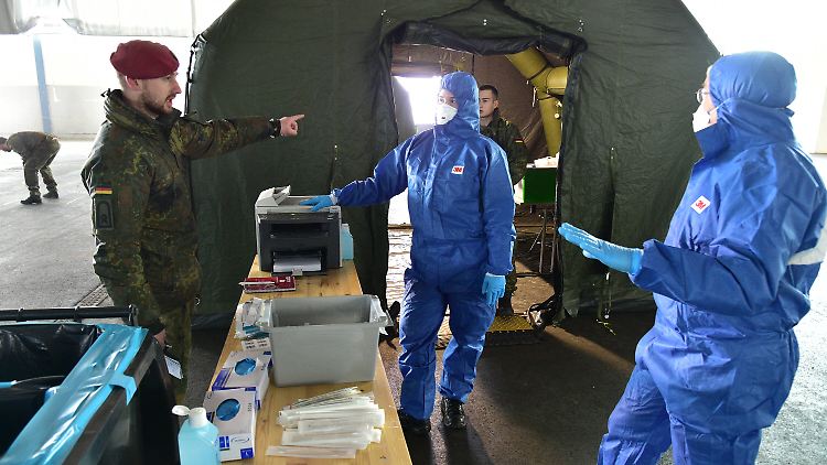 In Saarbrücken organisiert die Bundeswehr eine Drive-in-Station für Corona-Tests.