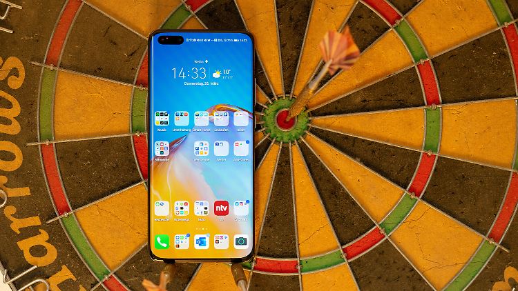Das Display hat fast keinen Rand, für die 32-Megapixel-Frontkamera plus Infrarotsensor ist allerdings eine recht große Lücke im Panel.