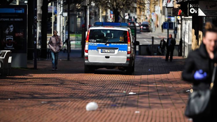 Eine Polizeistreife in Stuttgart kontrolliert, ob in der Fußgängerzone das Versammlungsverbot eingehalten wird.