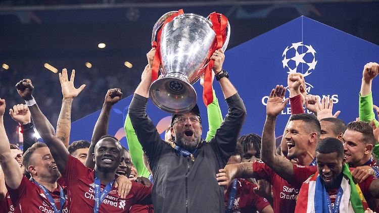2019 durfte Jürgen Klopp mit seinem FC Liverpool den Pokal der Champions League in Empfang nehmen.