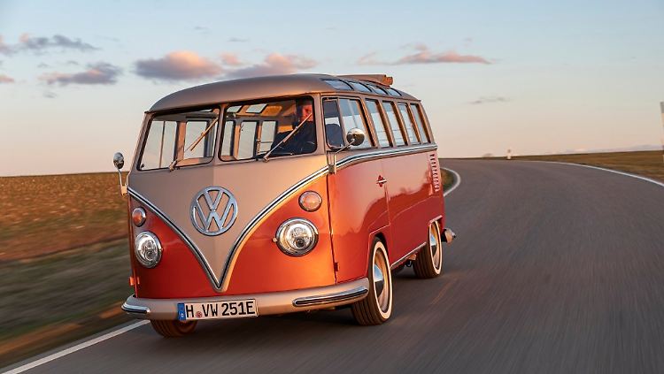 Mit dem E-Antrieb kann der T1-Samba-Bus 200 Kilometer zurücklegen, bevor er an die Dose muss.