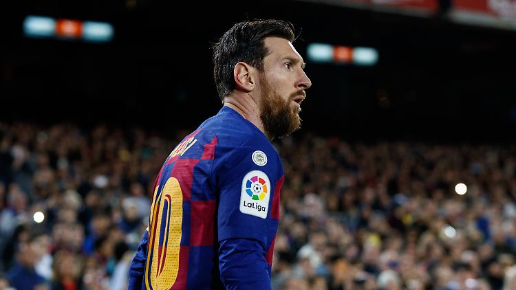 Wollte nicht auf Gehalt verzichten, wird nun aber in Kurzarbeit trotzdem weniger verdienen: Barcelonas Superstar Lionel Messi.