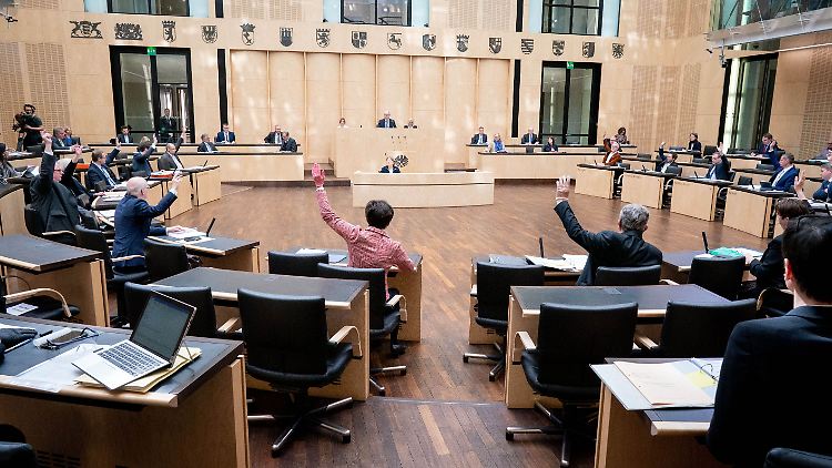 Die Vertreter der Bundesländer stimmen bei der Sondersitzung des Bundesrats für das umfangreiche Maßnahmenpaket zur Bekämpfung der Corona-Krise.