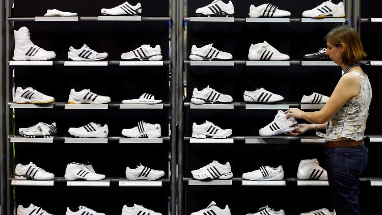 Adidas entgehen durch die Ladenschließungen weltweit Milliardenumsätze.