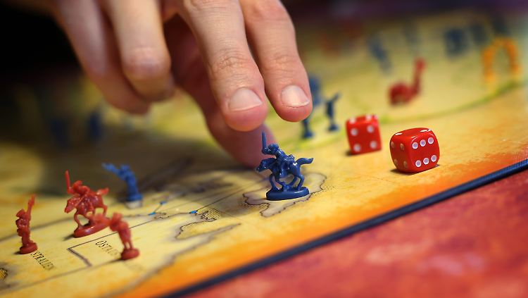 Wer noch Brettspiele hat, holt sie jetzt heraus.