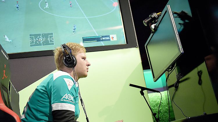 Michael "MegaBit" Bittner ist Deutscher eSport-Meister und tritt für Werder Bremen mit Maximilian Eggestein an.