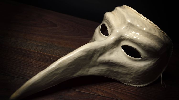 Mit solchen Schnabelmasken behandelten Ärzte vor allem im Mittelalter Pestpatienten.