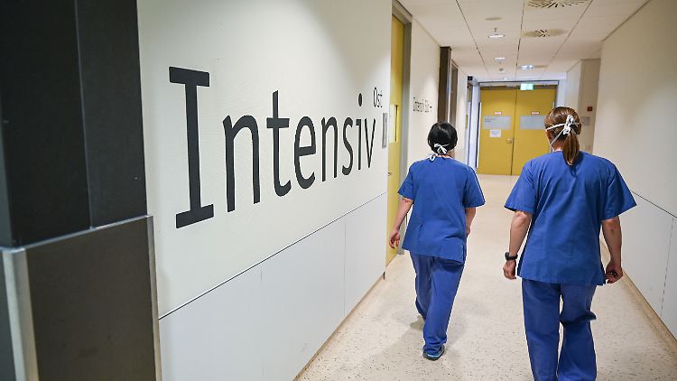 Medizinstudenten helfen auf der Intensivstation den Pflegekräften oder betreuen die Telefonhotlines der Gesundheitsämter.