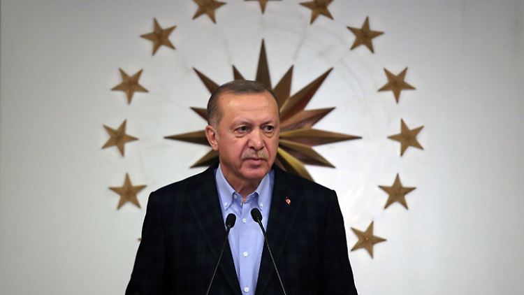Erdogan appelliert an die Türken, sich freiwillig in Quarantäne zu begeben.