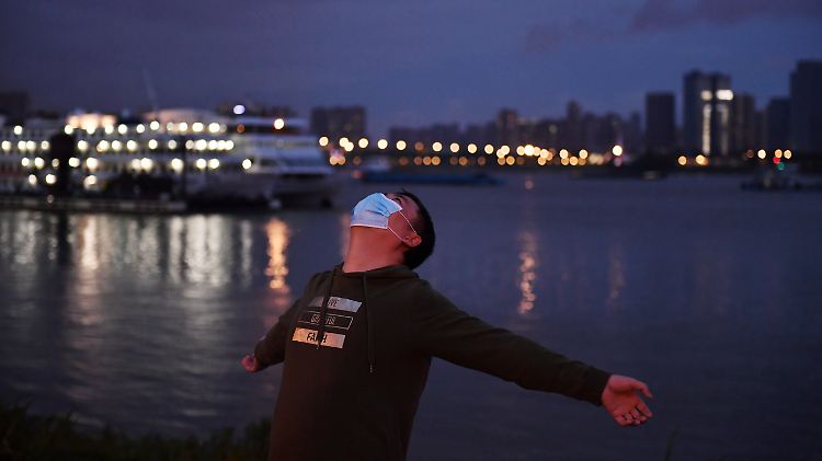 Ein Mann macht Übungen am Jangtse im Wuhan. Das öffentliche Leben kehrt in die Stadt zurück. 