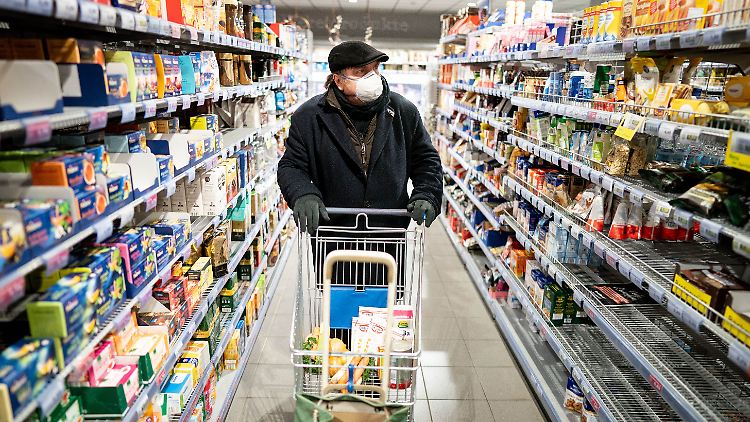 Einkaufen mit Maske - in Österreich soll es ab Mittwoch so weit sein.