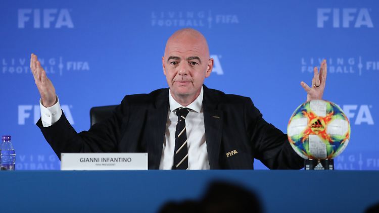 Große Gesten, große Kosten: Gianni Infantino ist mal wieder in Erklörungsnot.