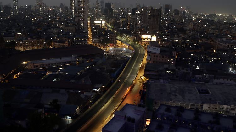 Indiens sonst so volle Straßen sind wegen der verhängten Ausgangssperren wie leergefegt.