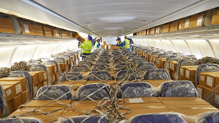 Auch so hat die Lufthansa schon Fracht transportiert - in diesem Fall Pakete mit Schutzmasken zwischen den Passagiersitzen. Doch die werden nun in mehreren Maschinen ausgebaut, um noch mehr Platz für Fracht zu haben. 