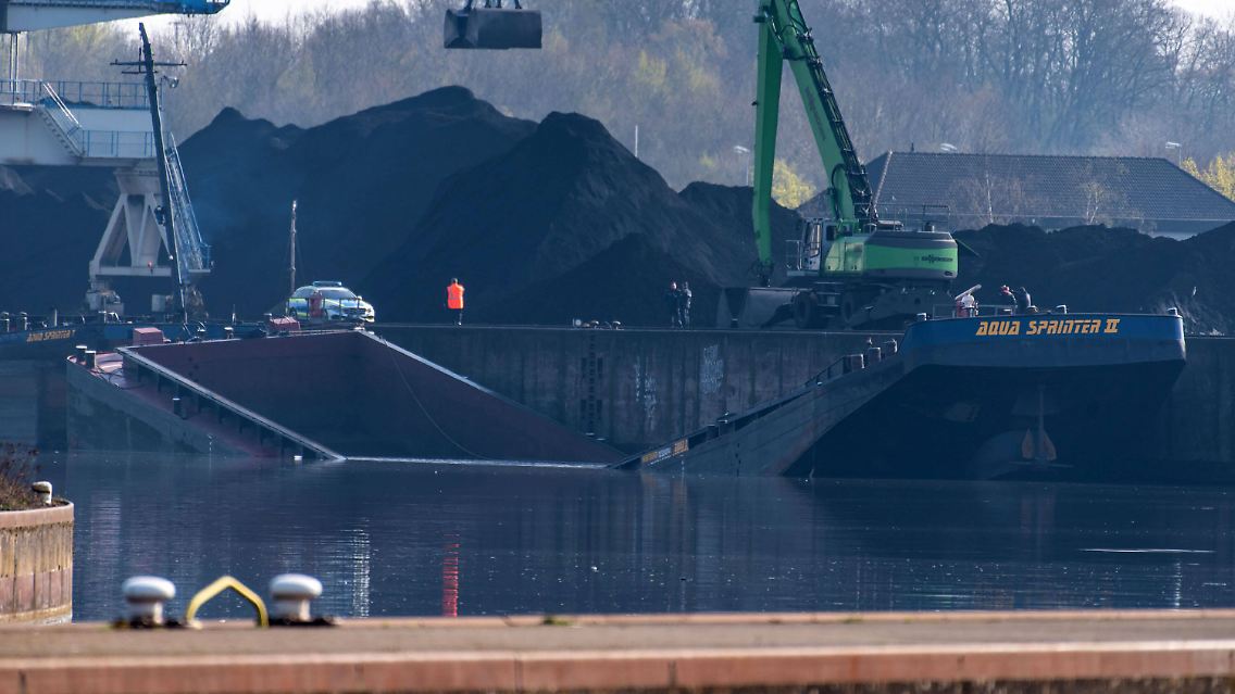 Die "Aqua Sprinter II" liegt zerbrochen im Dillinger Hafen.