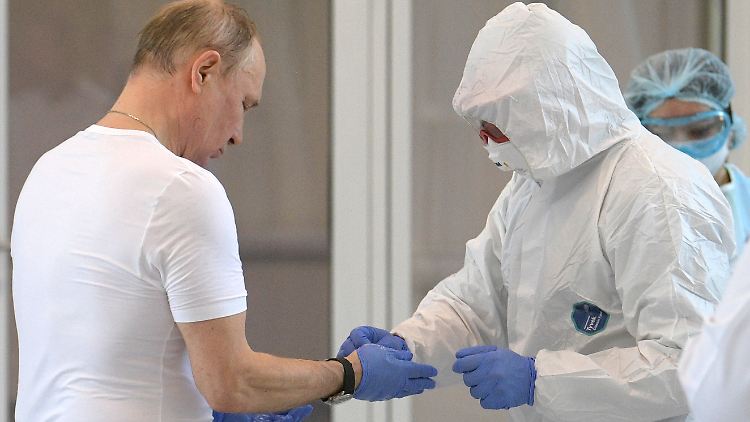 Kümmert sich neuerdings persönlich darum, wie Russland die Ausbreitung des Corona-Virus bekämpft: Präsident Wladimir Putin beim Besuch eines Krankenhauses.
