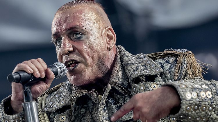 Till Lindemann, Frontsänger von Rammstein, beim Konzert der Band im Berliner Olympiastadion  im Juni 2019.