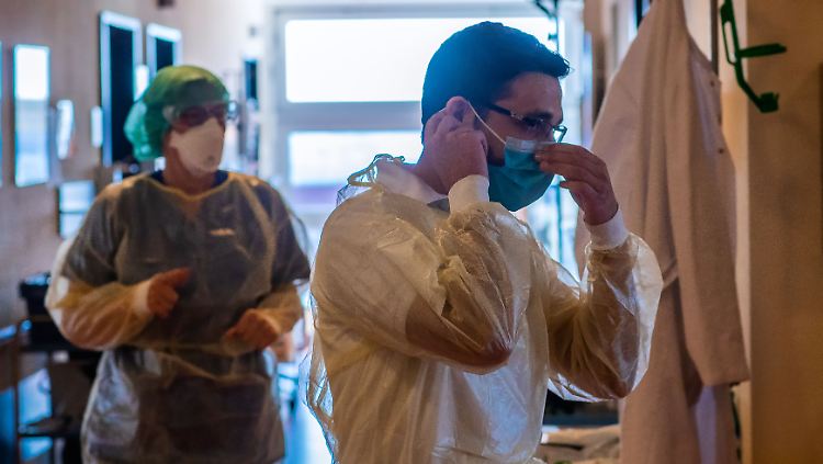 In vielen Kliniken und Arztpraxen werden Schutzkleidung und -masken knapp.