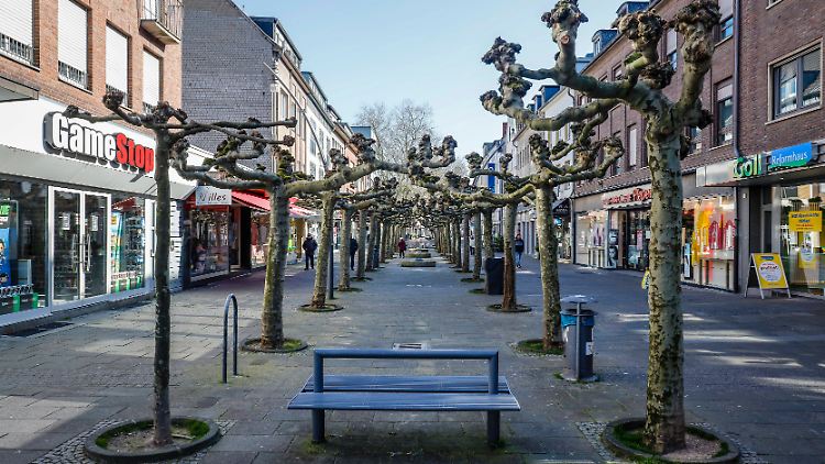 Einkaufsstraßen bleiben vorerst leer - so wie diese hier in Viersen in Nordrhein-Westfalen.