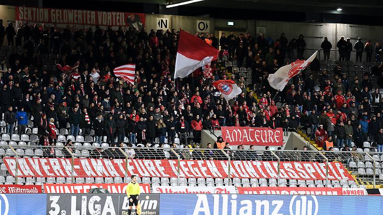 Das Banner des Anstoßes (in der Bayern-Führung, nicht an der Mittellinie).