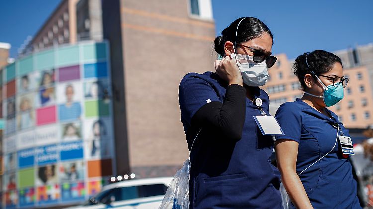 Krankenschwestern vor dem Elmhurst-Klinikum im Stadtteil Queens.