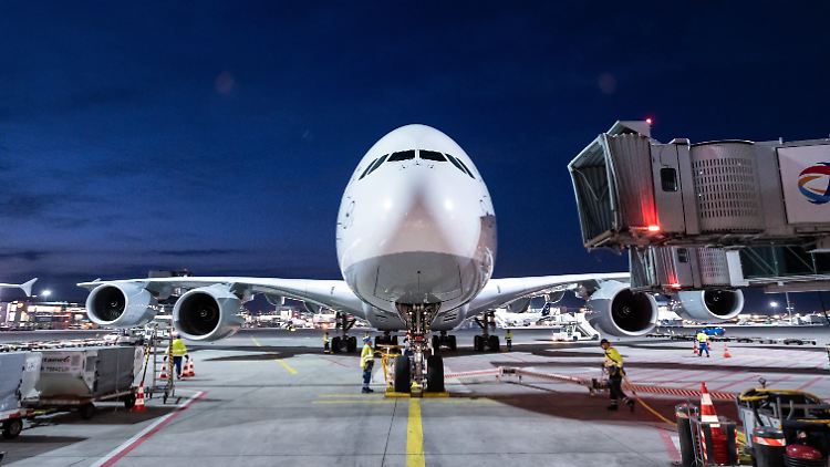 Nach der letzten Landung des A380 der Lufthansa steht die Maschine auf dem Flughafen Frankfurt in Parkposition.