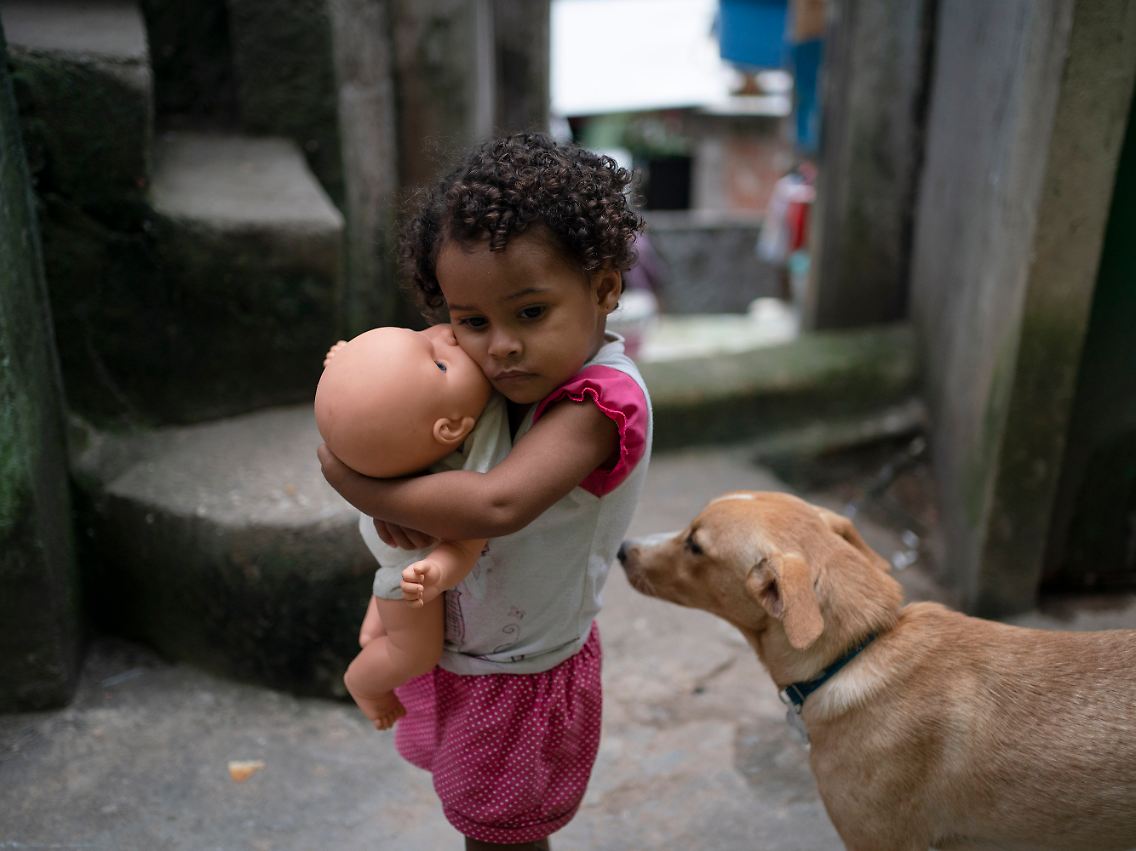 Ein Mädchen in den Straßen des Viertels "Rocinha" am südlichen Stadtrand von Rio de Janeiro.
