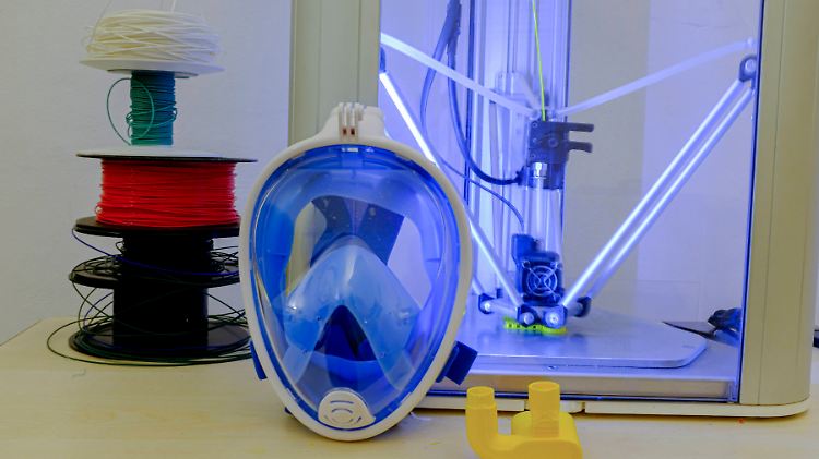 Über einen modifizierten Adapter kann Sauerstoff in die Maske geleitet werden.