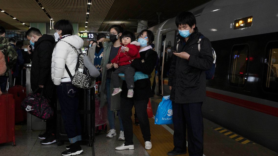 Passagiere verlassen in Wuhan einen aus Peking kommenden Zug.