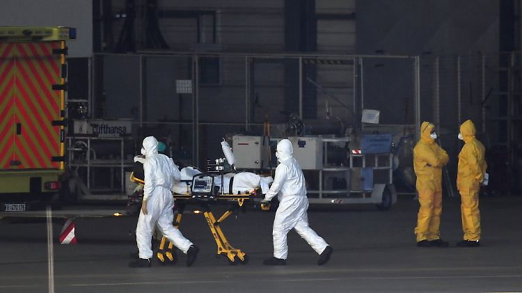 Signal der Solidarität und lebenswichtige Hilfe: Ein Covid-19-Patient aus dem italienischen Bergamo erreicht per Medevac-Airbus der Bundeswehr Hamburg.