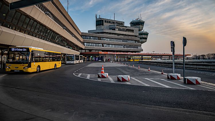 Auch die Busse fahren noch nach Tegel. Passagiere sind dort aber auch nicht drin.