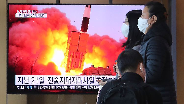 Passanten verfolgen im südkoreanischen Seoul eine Nachrichtensendung zum Abschuss.