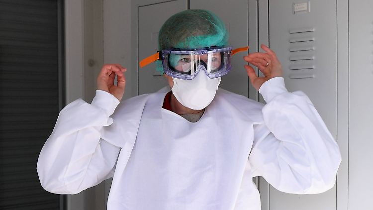 In China ist die Produktion von Schutzmasken wieder angelaufen. Bis sich das bemerkbar macht, dürfte es aber noch eine Weile dauern.