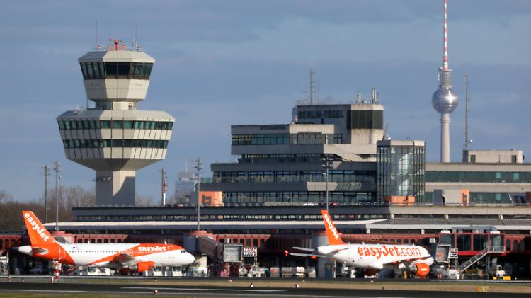 Easyjet-Maschinen am Flughafen Berlin-Tegel: Der Billigflieger lässt wegen der Corona-Krise seine gesamte Flugzeugflotte am Boden. 