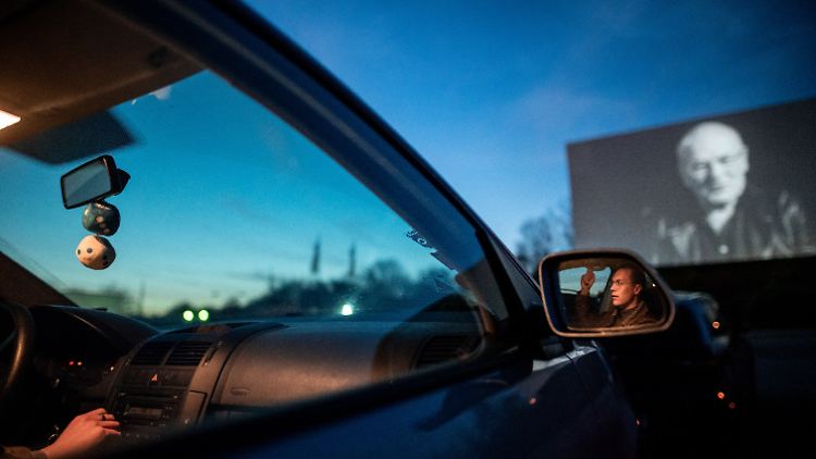 Das Autokino in Essen hat trotz Corona geöffnet - Besucher müssen das Ticket online kaufen.