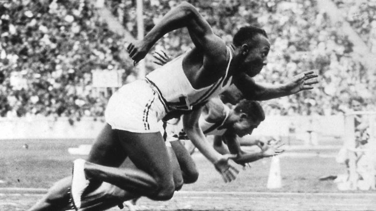 Jesse Owens macht sich auf den Weg zu seiner Goldmedaille über 100 Meter.
