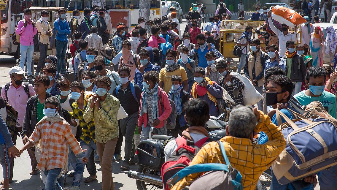 Zehntausende, vielleicht Hunderttausende Tagelöhner sind in den Metropolen Indiens gestrandet.