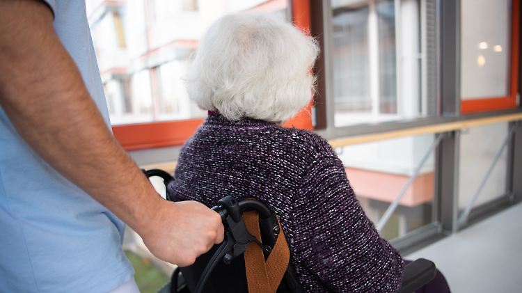 Zuvor galten bereits sehr strikten Anweisungen zur Patiententrennung in Krankenhäusern und Besuchsverbote für Pflegeheime.