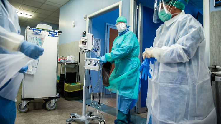 In italienischen Krankenhäusern reichen die Kapazitäten für die vielen Patienten nicht mehr aus.
