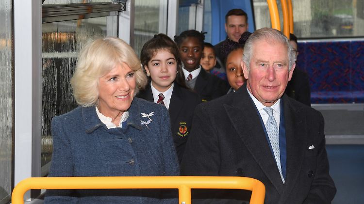 Anfang März fuhren Prinz Charles und Herzogin Camilla noch Bus - um das 20-jährige Bestehen der Londoner öffentlichen Verkehrsmittel zu feiern. 