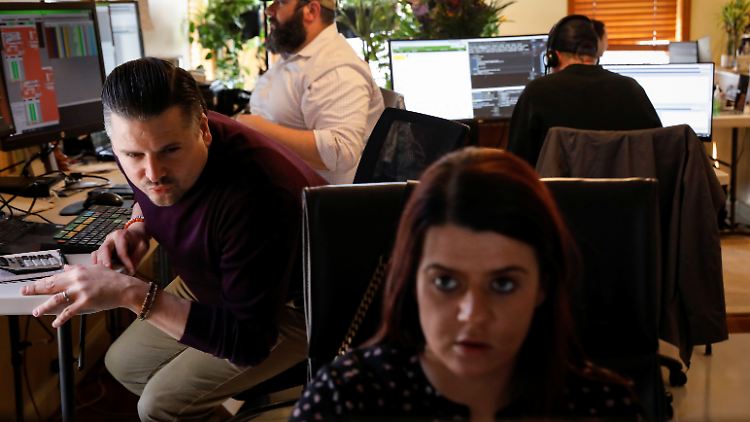Da die New Yorker Börse NYSE wegen des Coronavirus-Ausbruchs geschlossen wurde, haben diese Händler ein Büro in einer Privatwohnung aufgeschlagen.